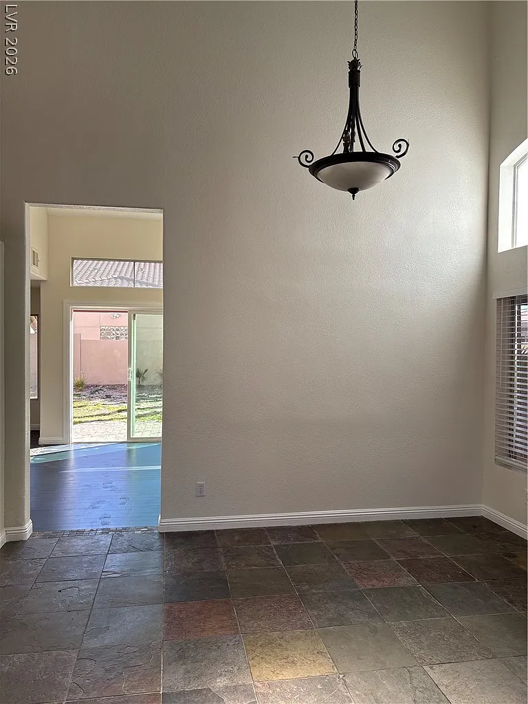 3 bed, 2.5 bath, 1691 sqft, $2,300 — Photo 3