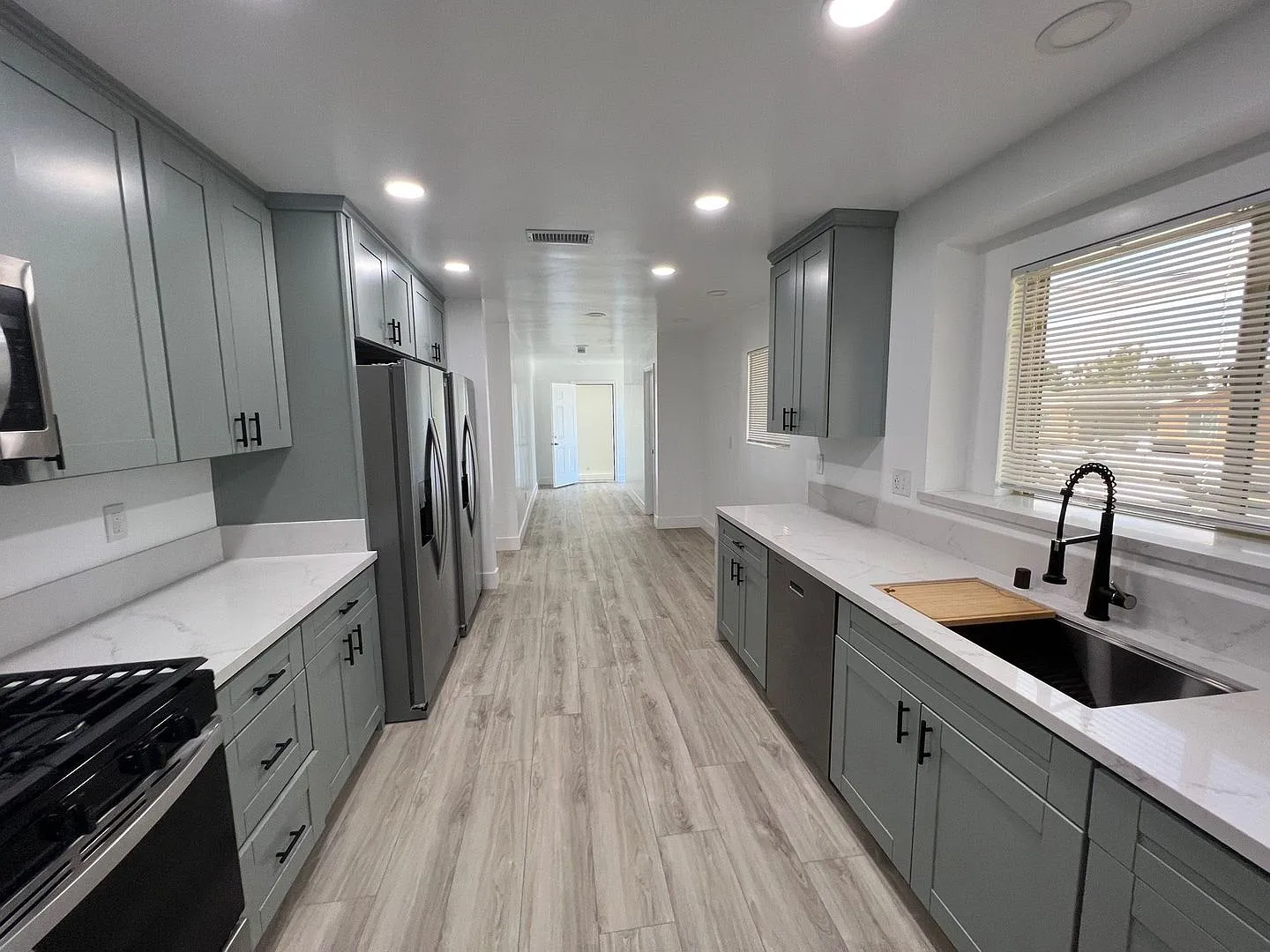Large 7 Rm Pool House On East Falls View! Prime Location! Easily Fits 6-10 People — Photo 4