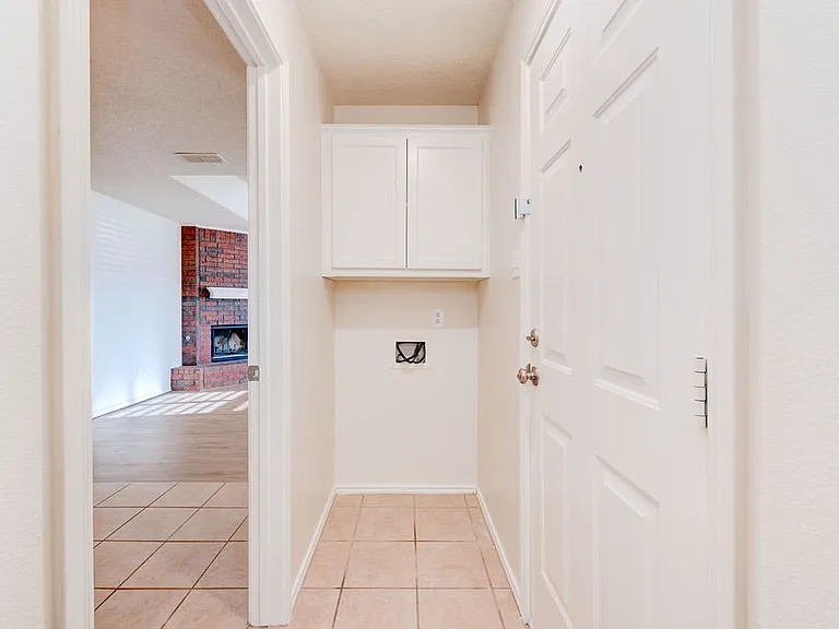 221 Grover Ave — Photo 11
