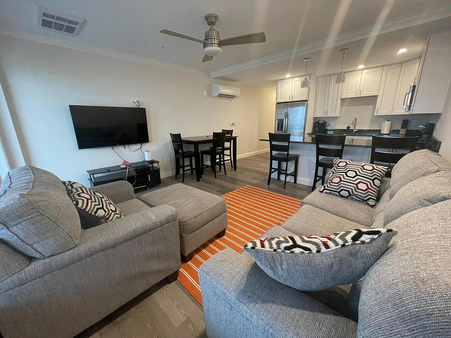 2 bed, 850 sqft, $2,300 — Photo 2