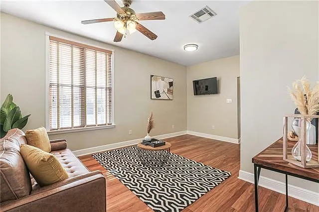 2 bed, 1.5 bath, 1100 sqft, $1,550 — Photo 3