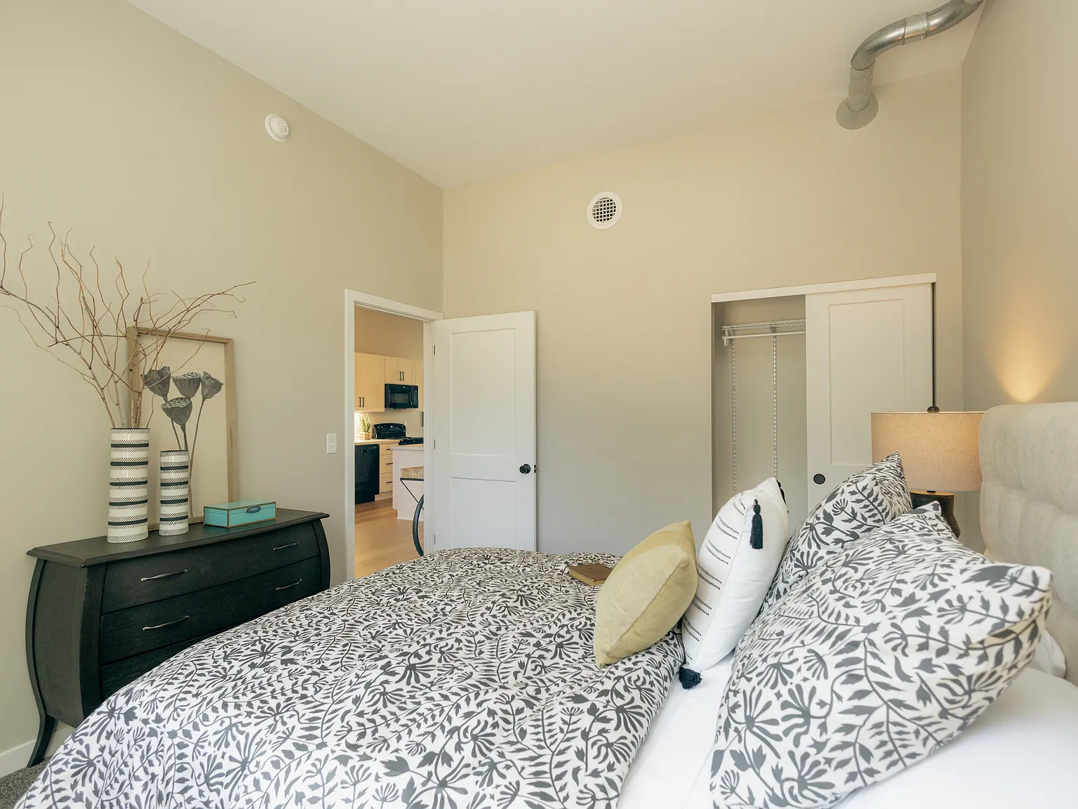 2 bed, 1000 sqft, $1,975 — Photo 4