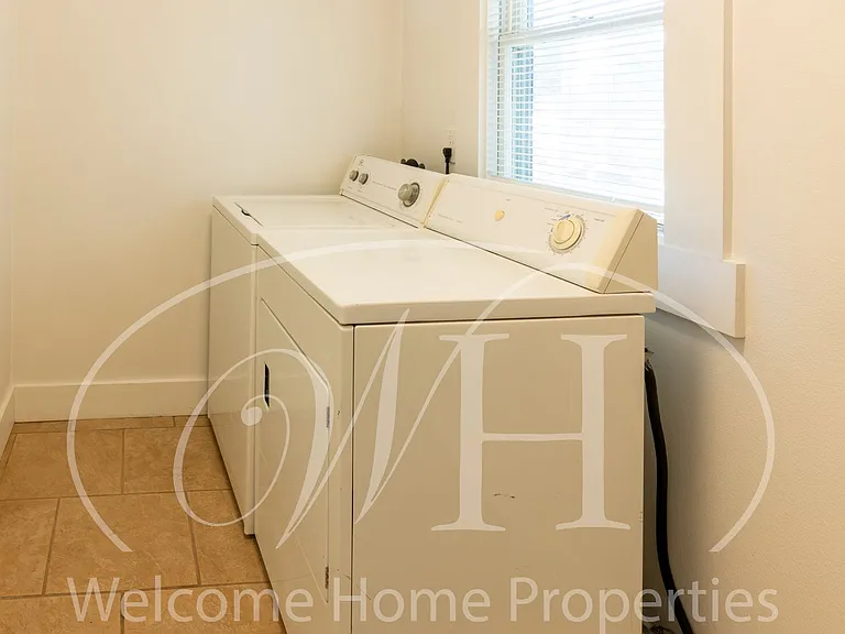 427 E Cherry St — Photo 24