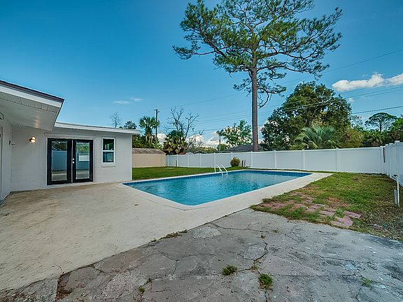 5th image of 409 Satsuma Dr