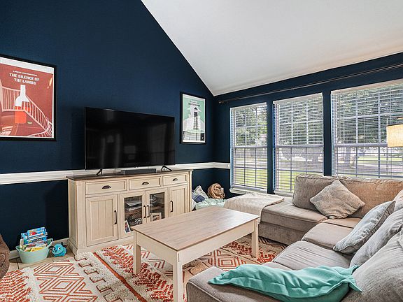 4th image of 1961 Pebble Creek Ct