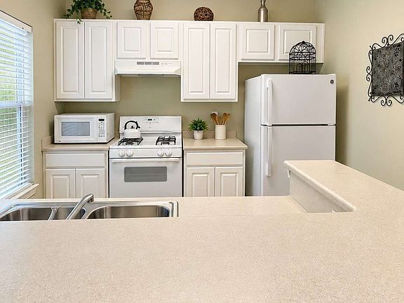 3rd image of 2585 Laurel Cir NW