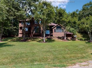 16 Stonegate Dr, Hurricane, WV 25526