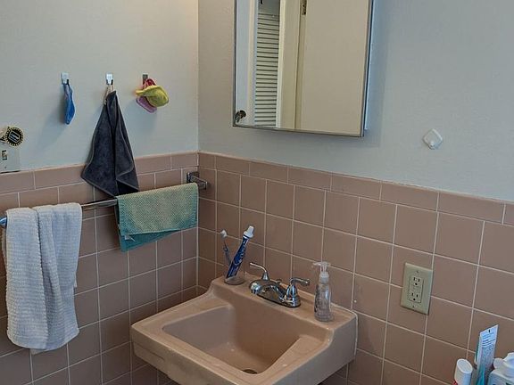 4th image of 1015 W Benton St #62