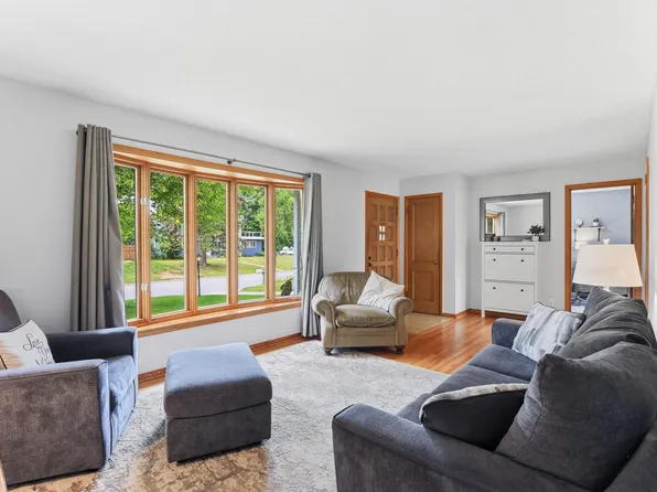 2968 Asbury St, Roseville, MN 55113