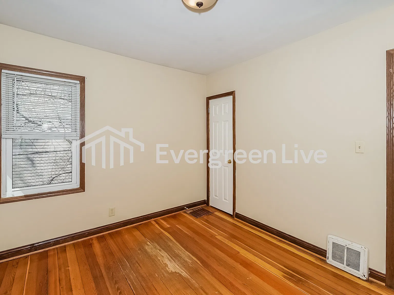 3 bed, 1.0 bath, 996 sqft, $1,945 — Photo 4