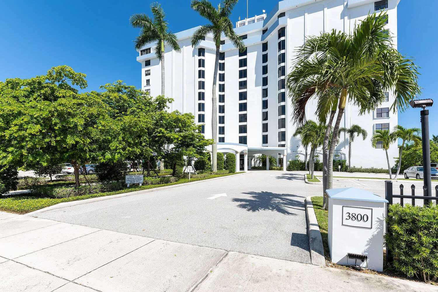 1 bed, 1.5 bath, 966 sqft, $5,000 — Photo 2