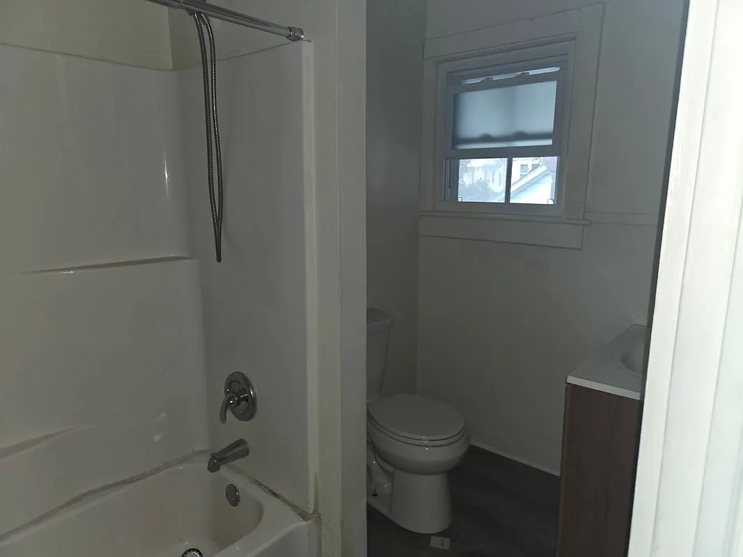 3 bed, 1.0 bath, 1024 sqft, $1,900 — Photo 3