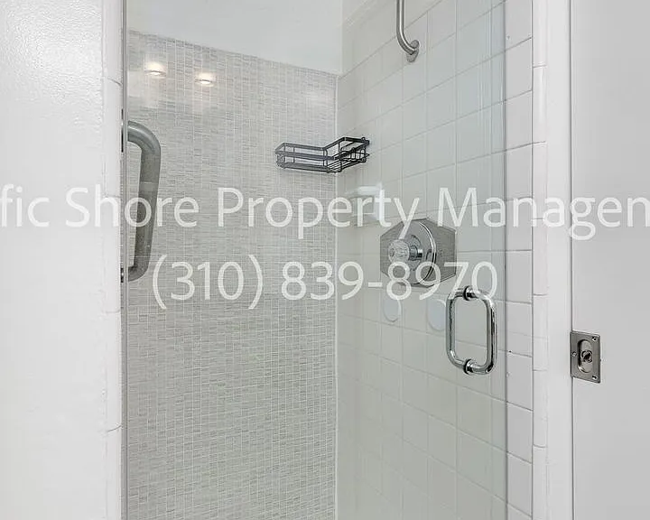 868 West Knoll Apartments — Photo 18