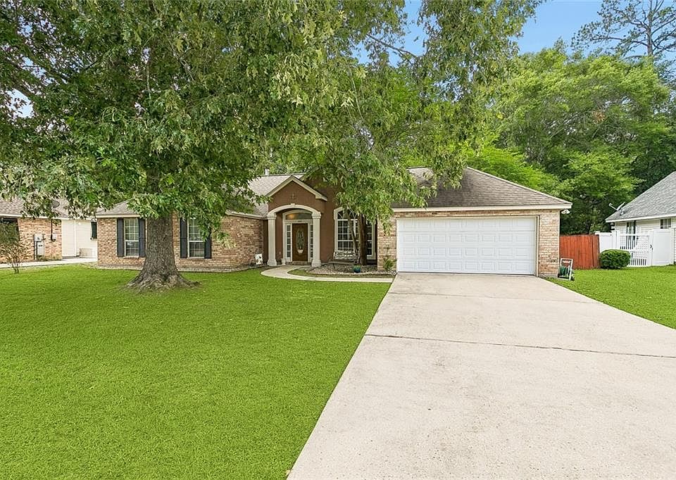 1st image of 105 W Silvermaple Dr