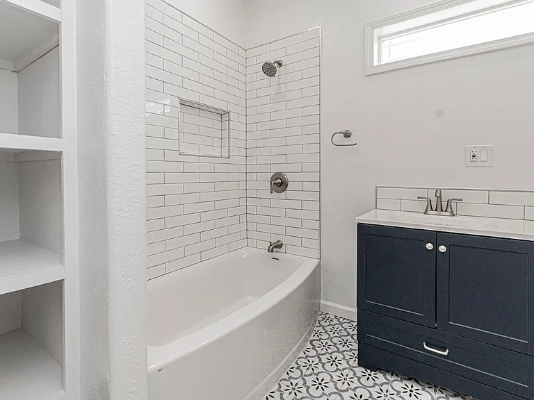 829 Broadway Ave — Photo 30