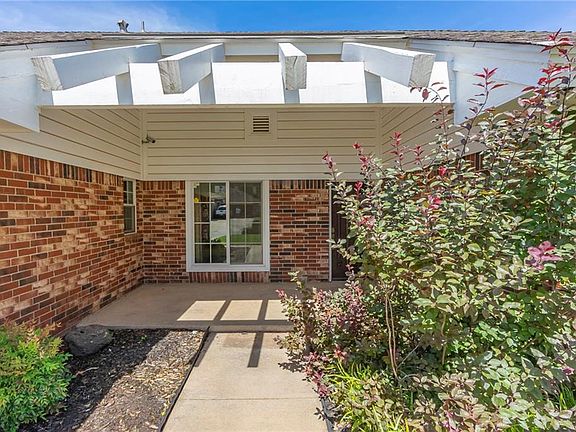 5th image of 10613 W Country Dr
