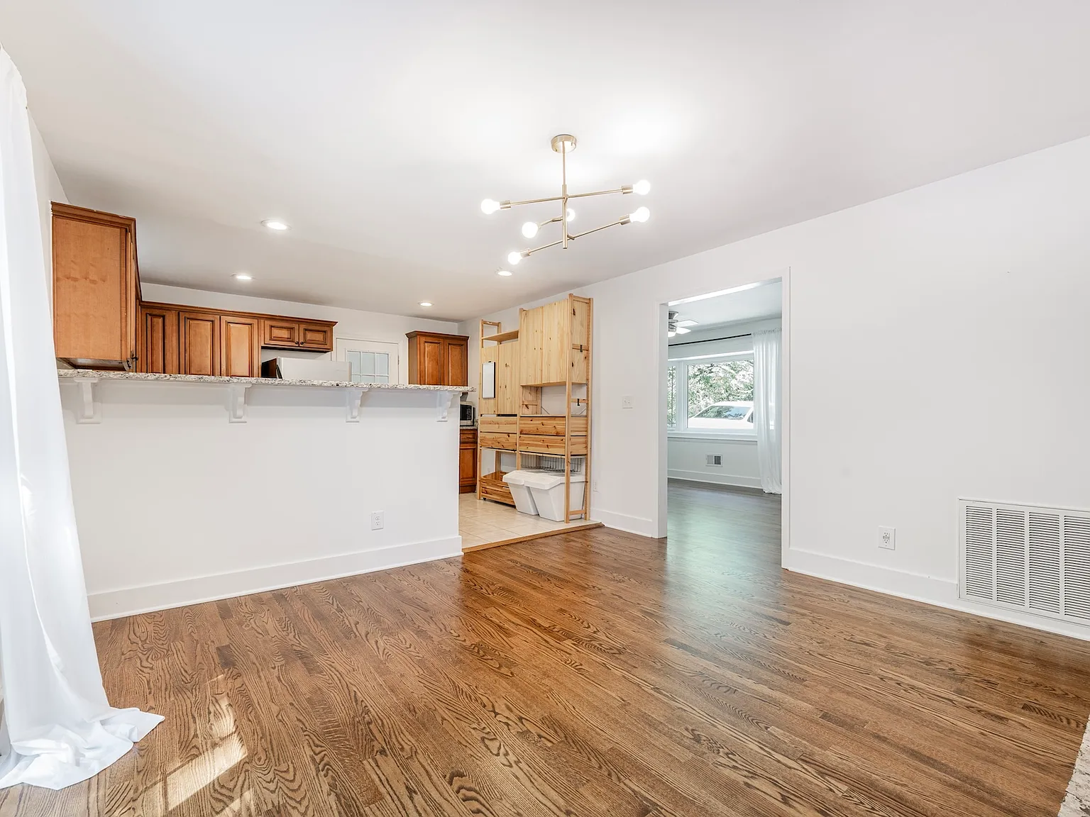 3 bed, 1.5 bath, 1919 sqft, $2,400 — Photo 2