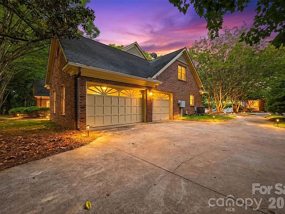 3rd image of 298 Shadowbrooke Ln