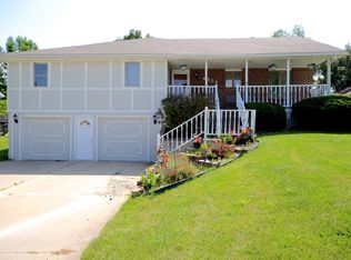 4513 Parkway Dr, Leavenworth, KS 66048
