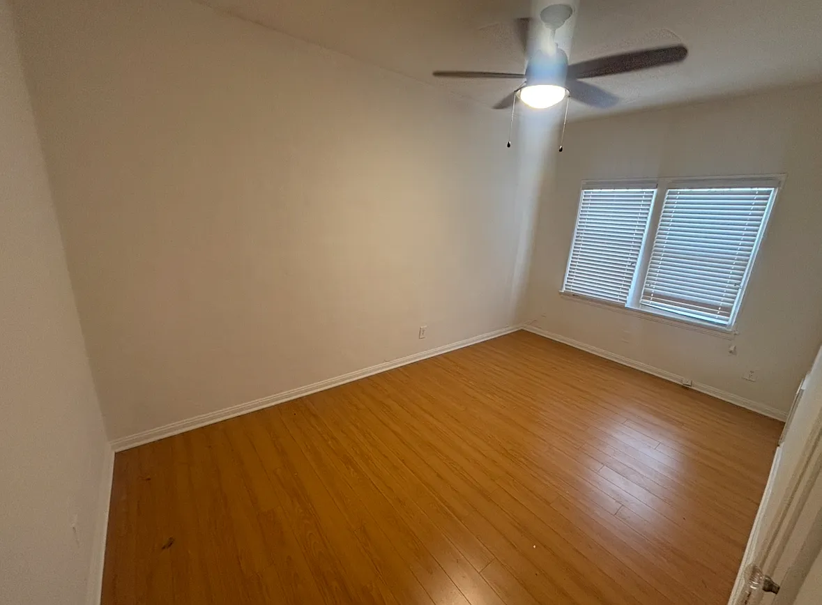 Building Photo - 121 S Rexford Dr #2