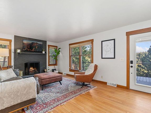 4th image of 39 Spring Ln
