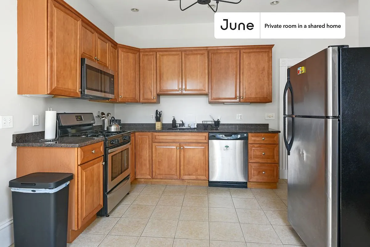 Queen bedroom in 4 bed/2 bath home in Central Square (Cambridge) #588 D — Photo 4