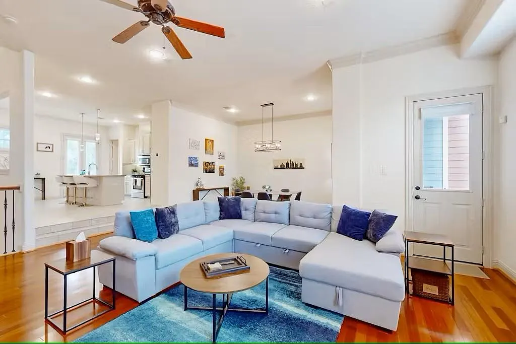 3 bed, 3.5 bath, 2886 sqft, $3,750 — Photo 1