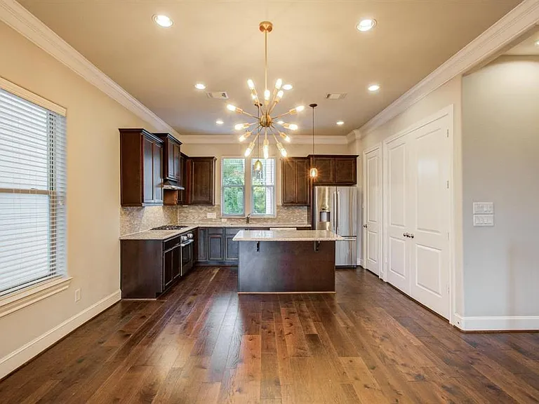 610 Delano St — Photo 12