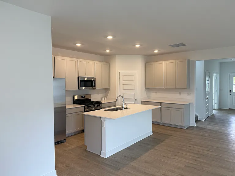 411 Eisenhower St — Photo 9