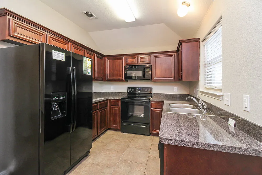 3 bed, 2.0 bath, 1363 sqft, $1,800 — Photo 4