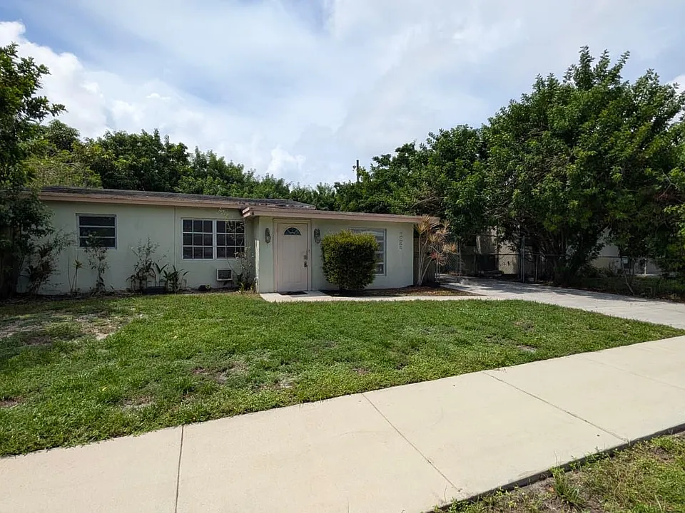 1448 NE 27th Ct