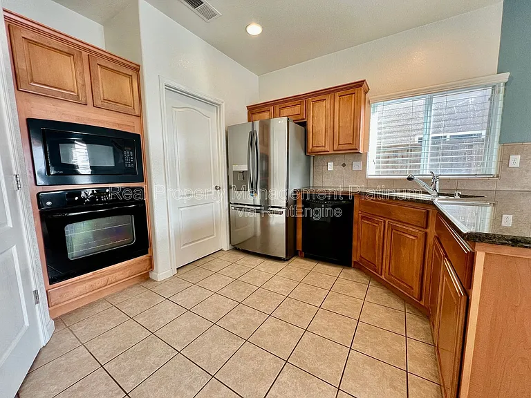 6859 E Cortland Ave — Photo 17