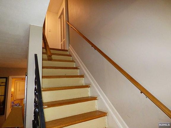 4th image of 23 Deerfield Dr