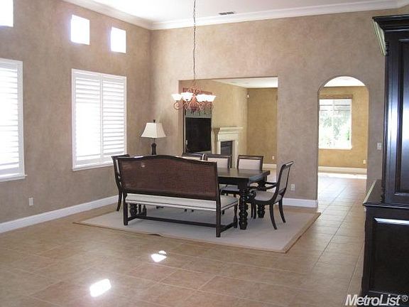 4th image of 2209 Amber Leaf Ln