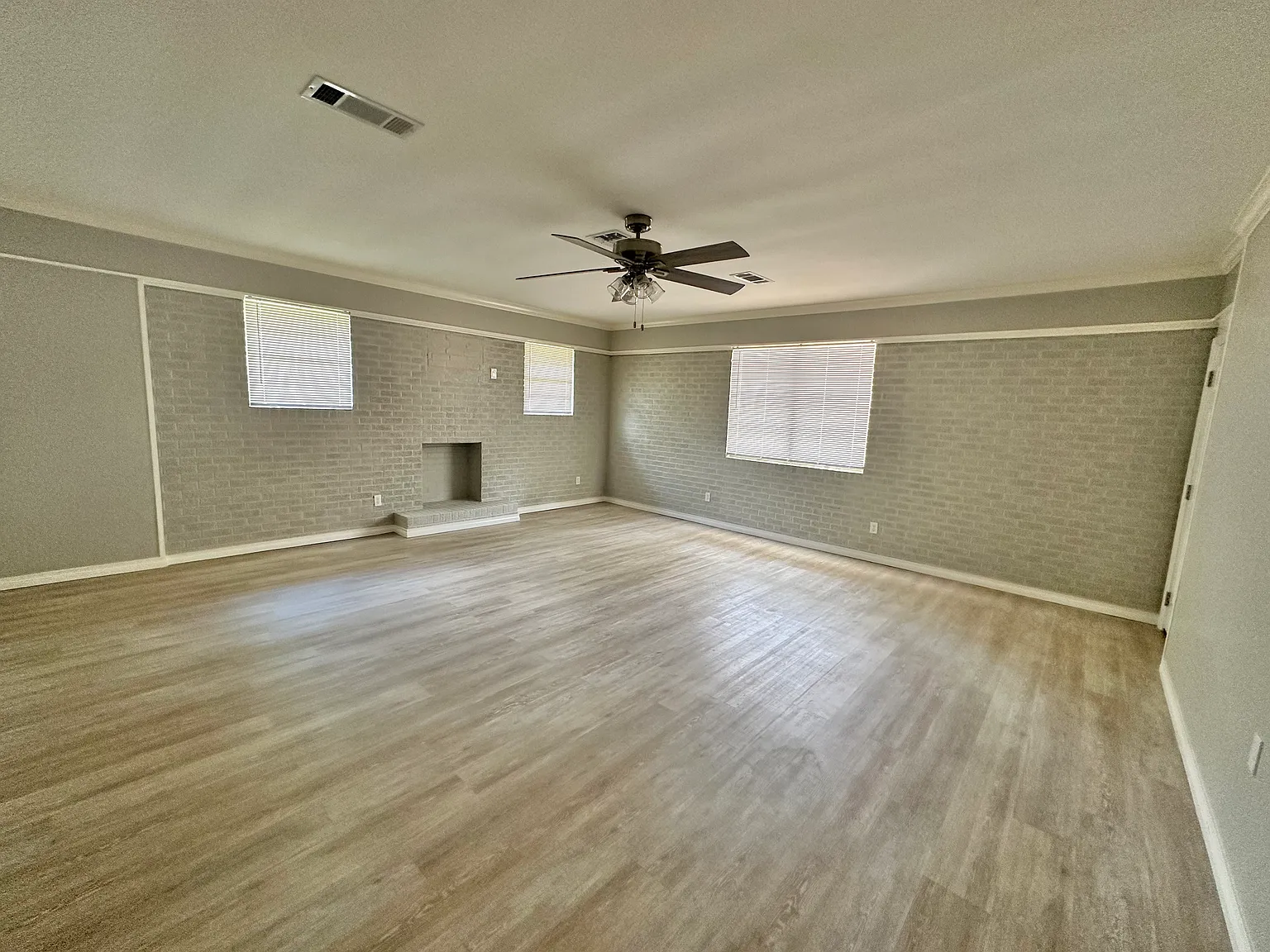 1104 Gloria St — Photo 4
