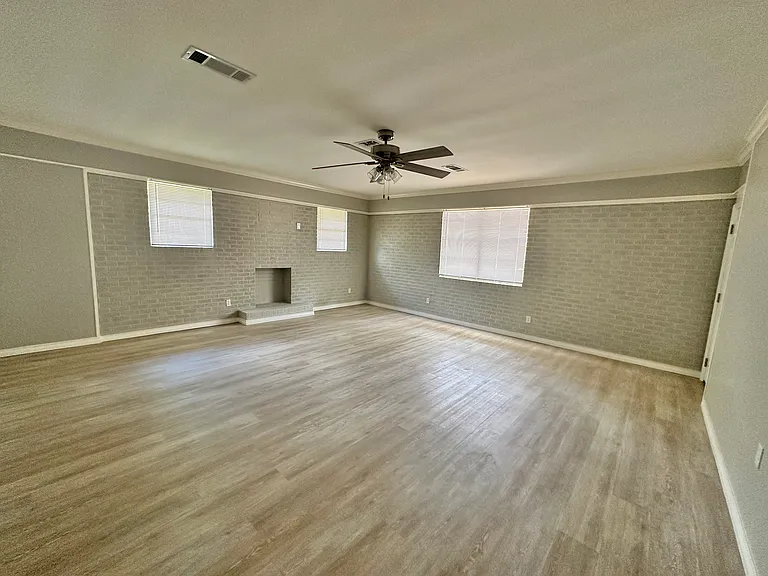1104 Gloria St — Photo 4