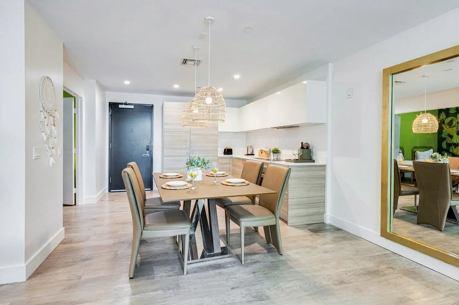 2 bed, 1.0 bath, 947 sqft, $3,833 — Photo 3