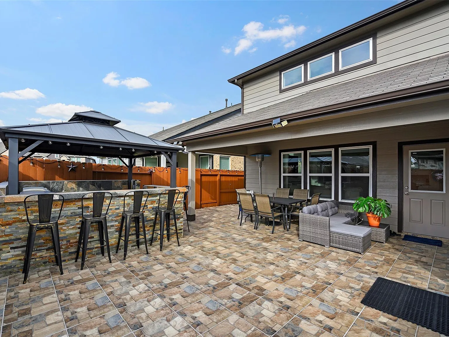 5 bed, 3.5 bath, 2725 sqft, $2,800 — Photo 2