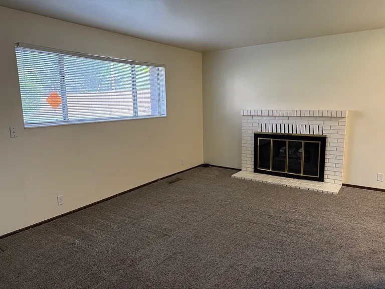 516 E Leona Ln — Photo 2