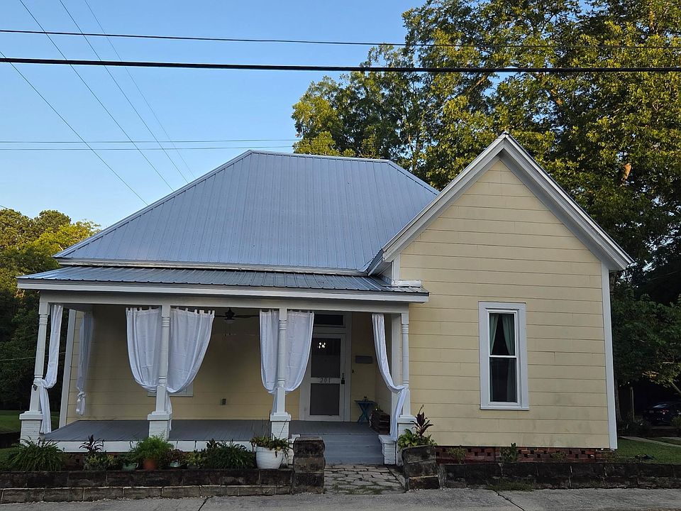 1st image of 201 Oak St