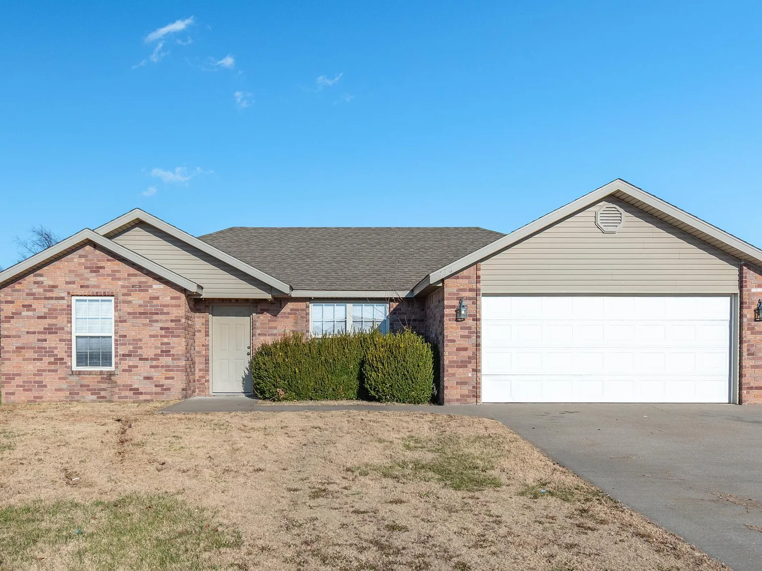 3 bed, 1255 sqft, $1,750 — Photo 1