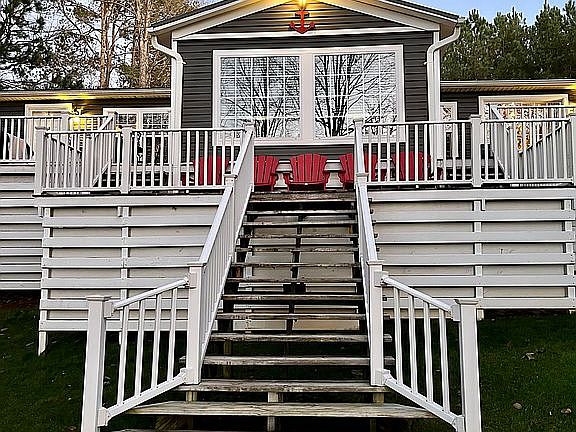 3rd image of 136 Warren Court Ln