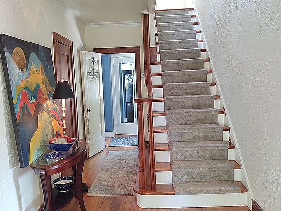 4th image of 215 Lonsdale Ave