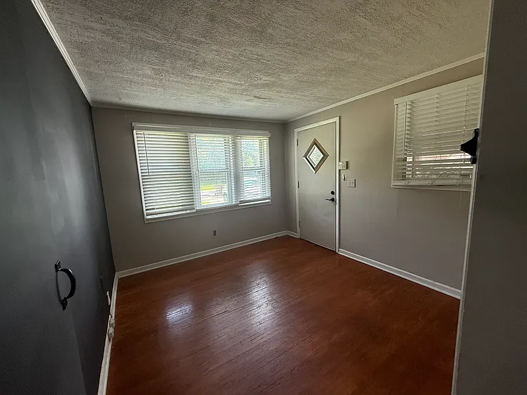 1004 Gillock St — Photo 32