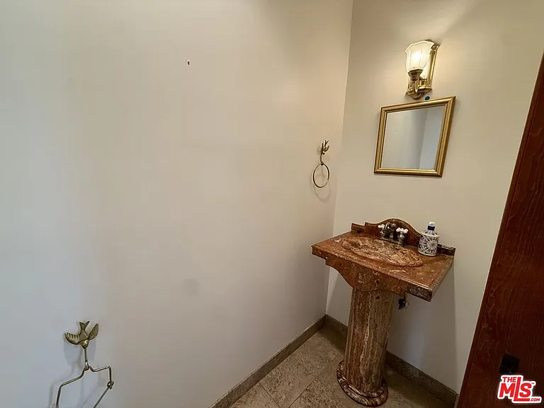 10827 Pacific View Dr — Photo 8