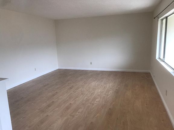 5th image of 1060 College View Dr APT B
