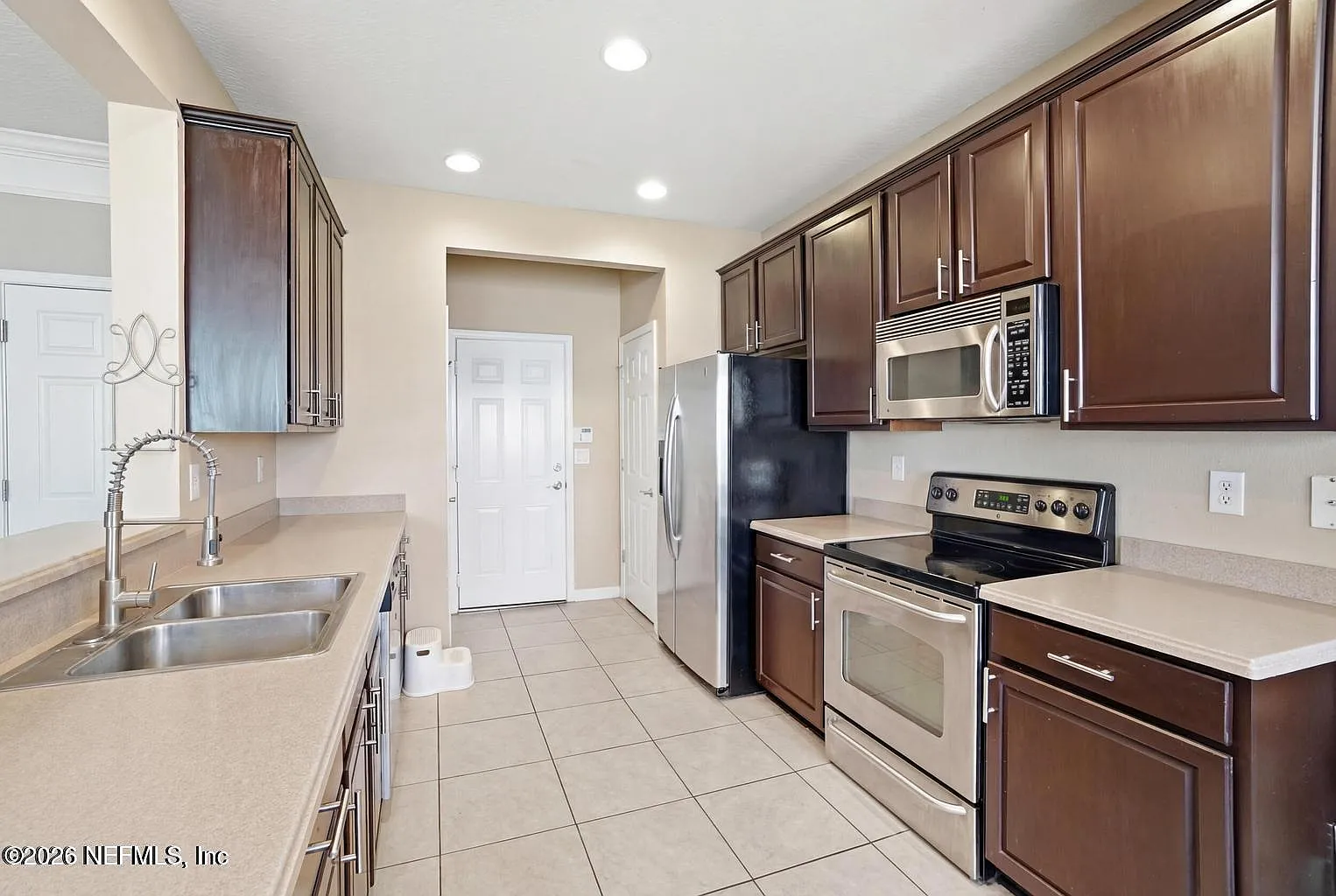 3 bed, 2.5 bath, 1678 sqft, $2,200 — Photo 2