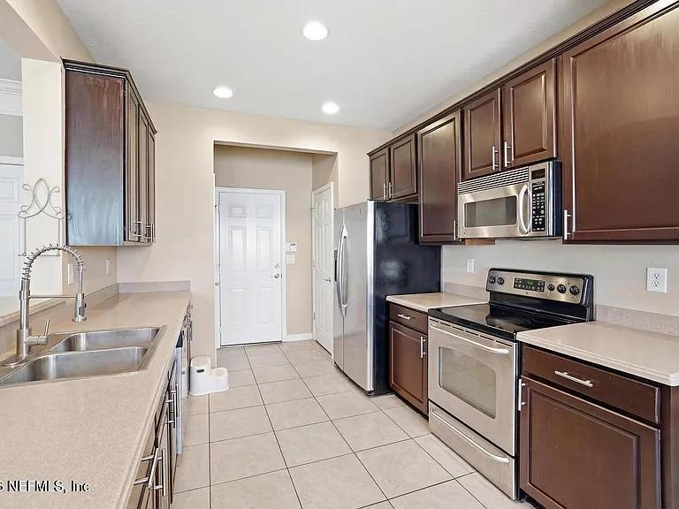 4008 Lionheart Dr — Photo 2