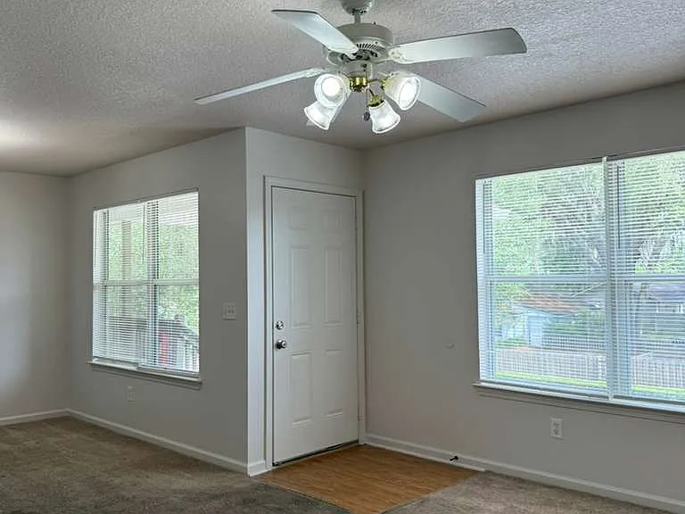 702 Meadowbrook Dr — Photo 2