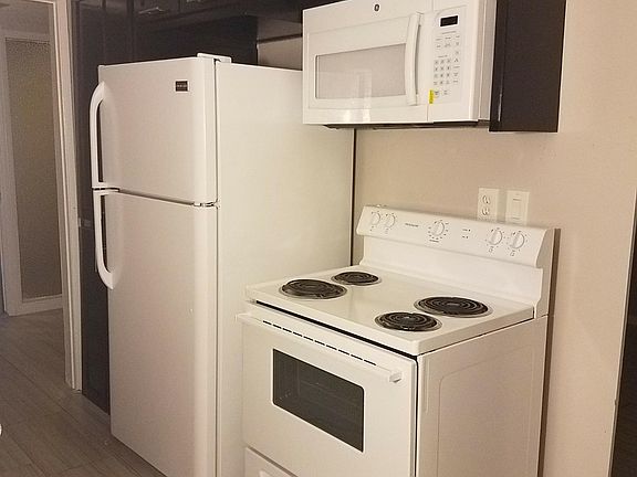 3rd image of 612 N Wilcox Ave APT 6